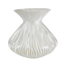 Laden Sie das Bild in den Galerie-Viewer, Lamell Vase 30 Silk